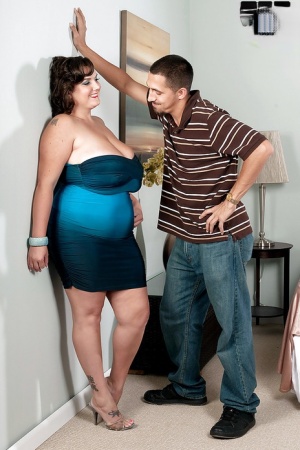 18 year old black girl Nia Nacci doffs school clothes to poses naked